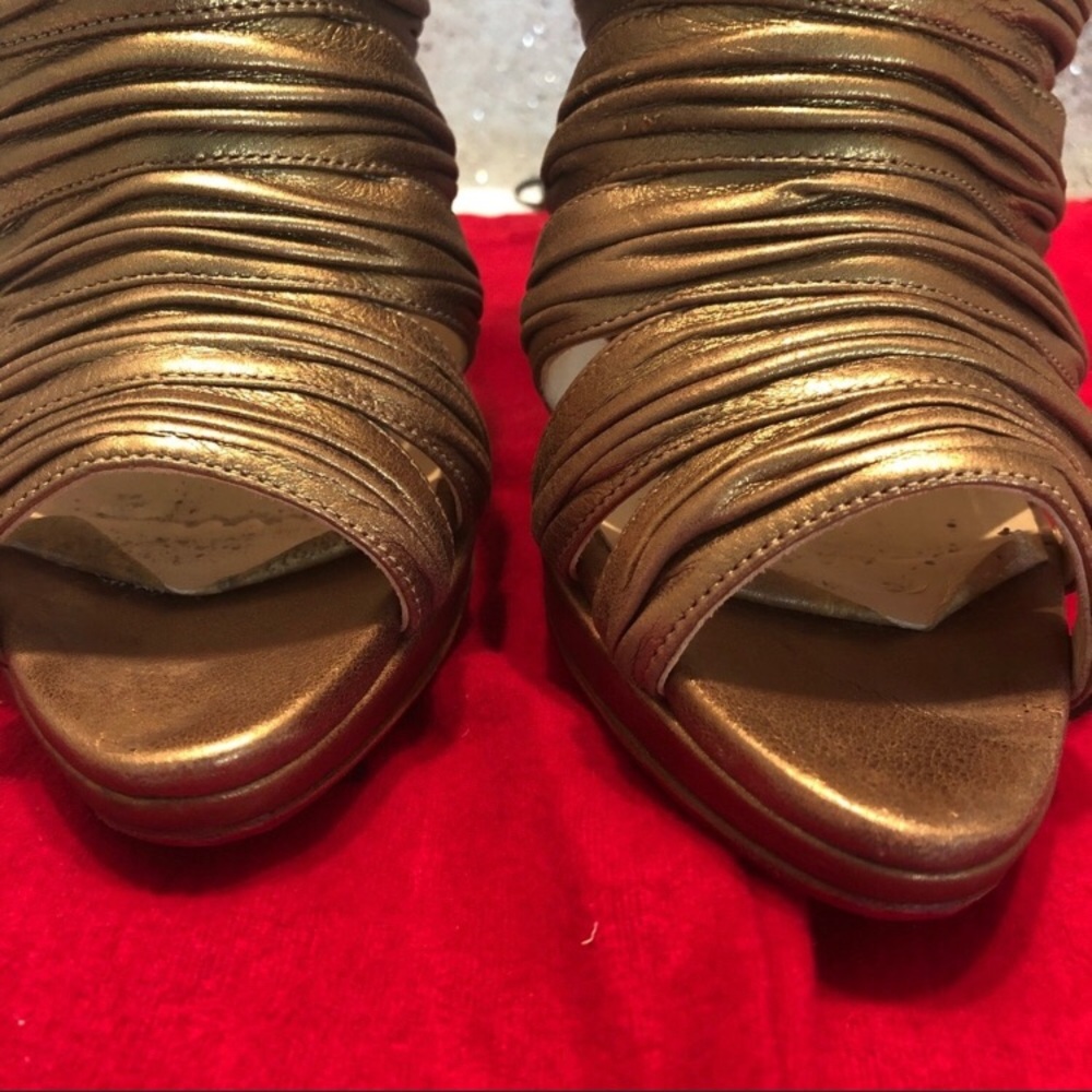 👠SOLD👠Louboutin Gold Tinazata 120 booties pump - Picture 6 of 8